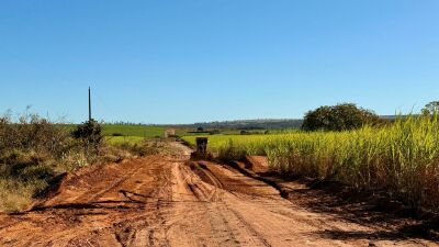 Imagem da notícia Prefeito Cleverson acompanha cascalhamento da CR-5 e destaca R$ 8 milhões em investimentos nas estradas de Costa Rica